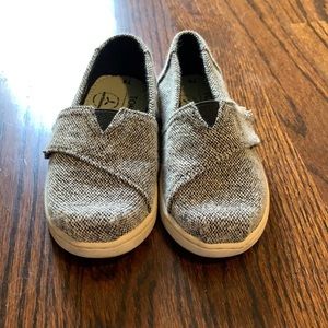 Houndstooth Tom’s toddler size 8